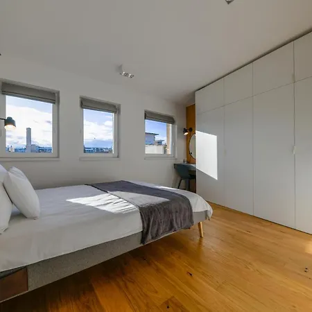 Charming 2 Bedroom Apartment *