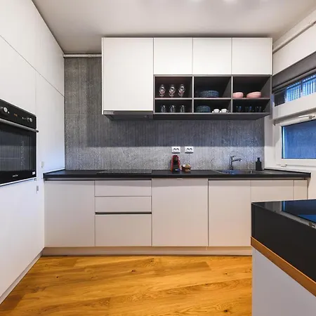 Charming 2 Bedroom *