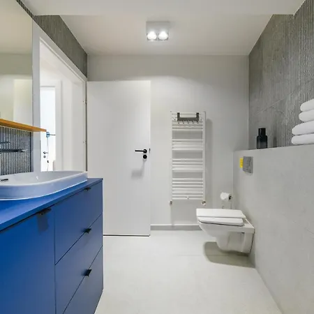 Charming 2 Bedroom Apartment *