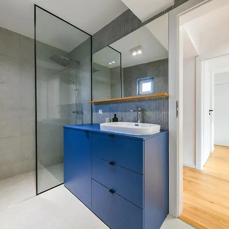 Charming 2 Bedroom Apartment