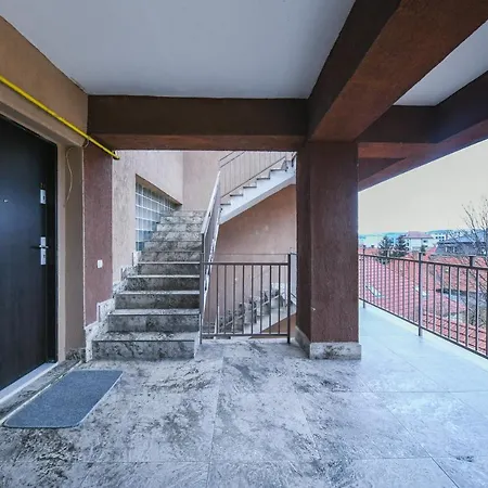 Charming 2 Bedroom Apartment *