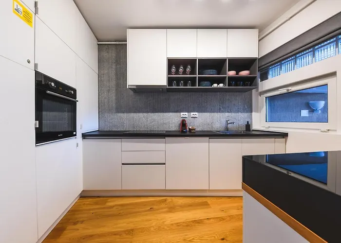 Charming 2 Bedroom *