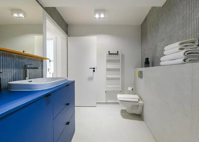 Charming 2 Bedroom Apartment *