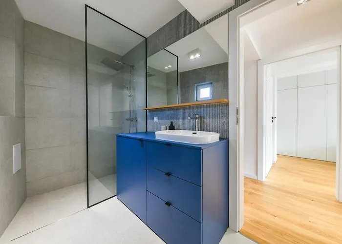 Charming 2 Bedroom Apartment